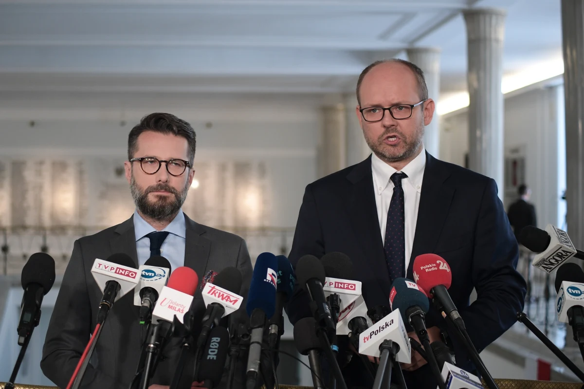 "Bezpośrednio po przejęciu władzy przez rząd Donalda Tuska i szefa MSZ Radosława Sikorskiego nastąpił zintensyfikowany powrót absolwentów rosyjskich szkół do polskiej dyplomacji, którzy za czasów PiS zostali usunięci ze służby zagranicznej" - poinformował na konferencji w Sejmie przewodniczący zespołu ds. badania wpływów rosyjskich Marcin Przydacz.