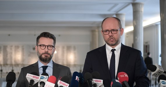 "Bezpośrednio po przejęciu władzy przez rząd Donalda Tuska i szefa MSZ Radosława Sikorskiego nastąpił zintensyfikowany powrót absolwentów rosyjskich szkół do polskiej dyplomacji, którzy za czasów PiS zostali usunięci ze służby zagranicznej" - poinformował na konferencji w Sejmie przewodniczący zespołu ds. badania wpływów rosyjskich Marcin Przydacz.