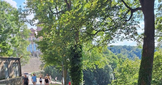 Około godz. 16.30 zawalił się kilkunastometrowy fragment muru obok zamku Książ w Wałbrzychu. Kamienie spadły na znajdująca się poniżej trasę turystyczną. Dwie osoby zostały niegroźnie poszkodowane. Informację otrzymaliśmy na Gorącą linię RMF FM. 