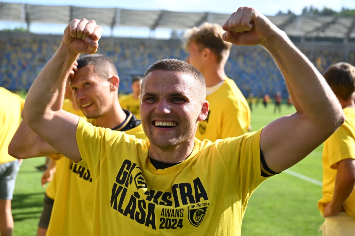 19 lat kibice GKS-u Katowice czekali żeby znów zobaczyć swój klub w piłkarskiej ekstraklasie. Gieksa w sobotę rozegra swój pierwszy mecz po awansie. Rywalem na stadionie przy ulicy Bukowej w Katowicach będzie Radomiak. "Jak spadaliśmy do II Ligi mało kto myślał, że uda nam się wrócić do Ekstraklasy. A w sobotę z dumą założę koszulkę GKS-u" – mówi Adrian Błąd, który w klubie z Katowic gra od 8 lat i przeżył z nim zarówno wzloty jak i upadki. O rozpoczęciu sezonu w ekstraklasie planach i celach na najbliższy sezon z Adrianem Błądem rozmawiał Wojciech Marczyk z redakcji sportowej RMF FM. 