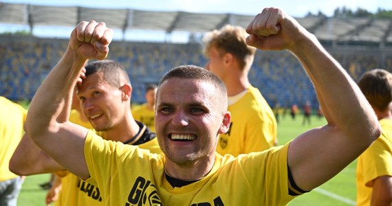 19 lat kibice GKS-u Katowice czekali żeby znów zobaczyć swój klub w piłkarskiej ekstraklasie. Gieksa w sobotę rozegra swój pierwszy mecz po awansie. Rywalem na stadionie przy ulicy Bukowej w Katowicach będzie Radomiak. "Jak spadaliśmy do II Ligi mało kto myślał, że uda nam się wrócić do Ekstraklasy. A w sobotę z dumą założę koszulkę GKS-u" – mówi Adrian Błąd, który w klubie z Katowic gra od 8 lat i przeżył z nim zarówno wzloty jak i upadki. O rozpoczęciu sezonu w ekstraklasie planach i celach na najbliższy sezon z Adrianem Błądem rozmawiał Wojciech Marczyk z redakcji sportowej RMF FM. 