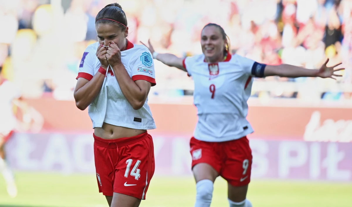 ​Piłkarska reprezentacja Polski kobiet zagra z Rumunią w barażach o awans do przyszłorocznych mistrzostw Europy, które odbędą się w Szwajcarii. Jeśli Biało-Czerwone wygrają pierwszy dwumecz, to potem zagrają ze Słowenią lub Austrią, z którą mierzyły się w Lidze Narodów.