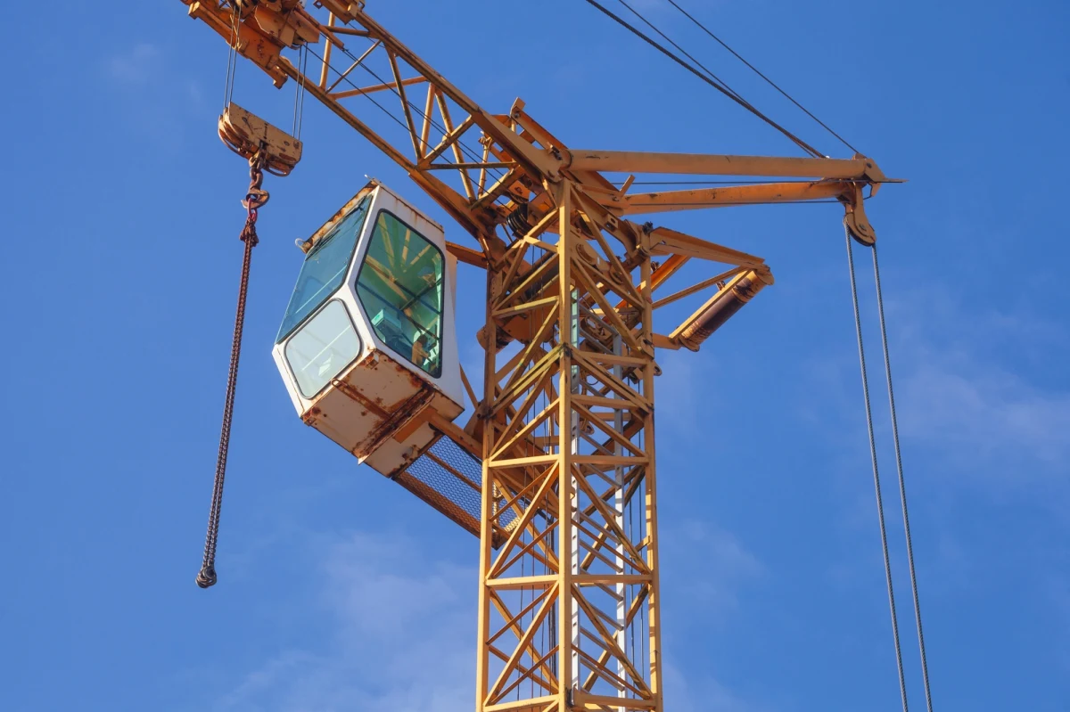 Na terenie budowy przy ul. Promenada Gwiazd w Międzyzdrojach zginął 44-letni operator dźwigu. Z wstępnych ustaleń wynika, że mężczyzna, wchodząc na żuraw, zasłabł, a następnie uderzył głową w metalowy element dźwigu.