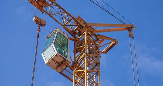 Na terenie budowy przy ul. Promenada Gwiazd w Międzyzdrojach zginął 44-letni operator dźwigu. Z wstępnych ustaleń wynika, że mężczyzna, wchodząc na żuraw, zasłabł, a następnie uderzył głową w metalowy element dźwigu.