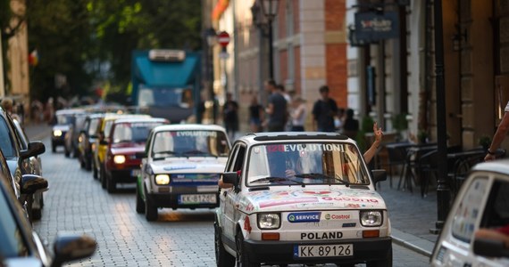 Wielka samochodowa wyprawa „maluchami”, czyli Fiatami 126 na Monte Cassino zakończyła się sukcesem. Uczestnicy wyprawy dotarli w piątek na krakowski Rynek Główny na wielki finał wyprawy. Kierowcy osiągnęli też cel charytatywny: do tej pory udało się zebrać ponad 2,5 mln złotych.