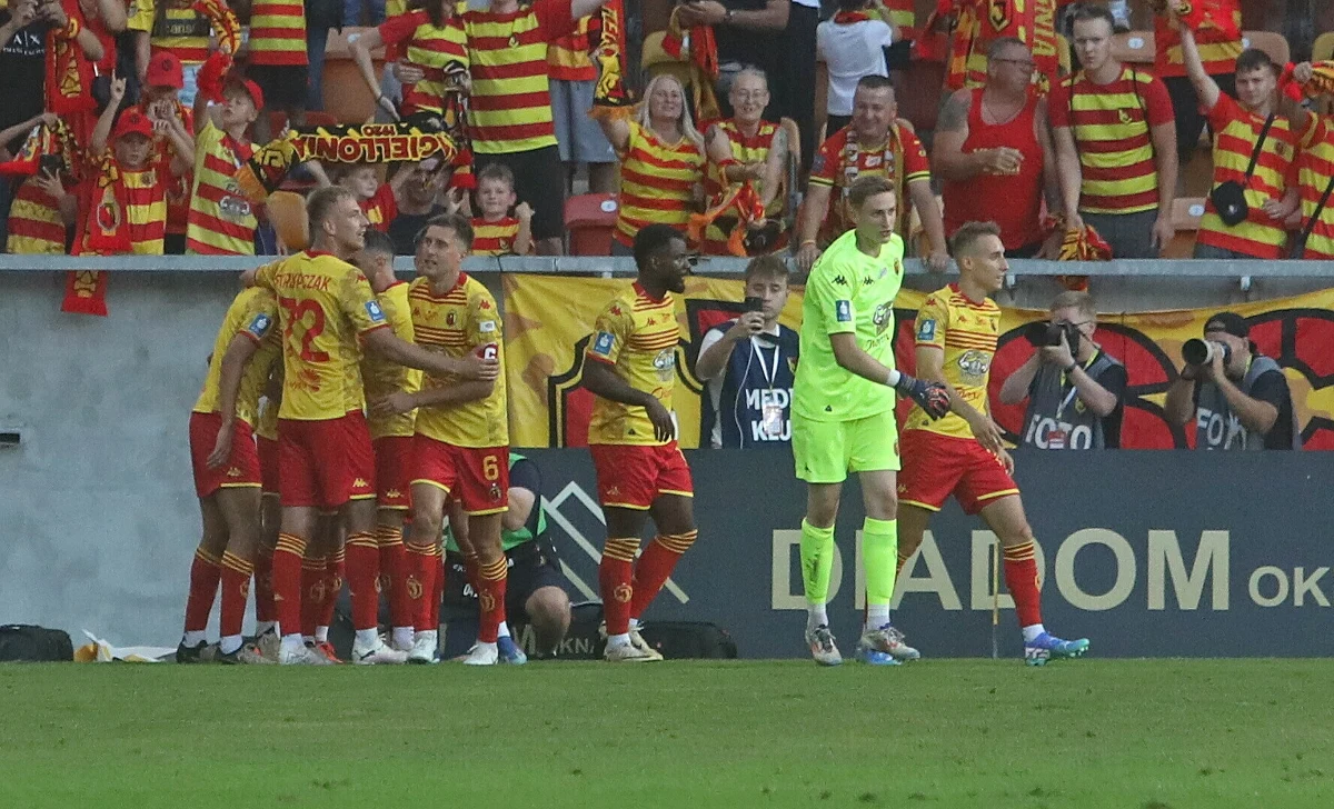 Na inaugurację nowego sezonu piłkarskiej ekstraklasy mistrz Polski Jagiellonia Białystok okazał się lepszy od 12. drużyny ubiegłego sezonu, Puszczy Niepołomice. Gospodarze po golach w ostatnim kwadransie spotkania wygrali 2:0.