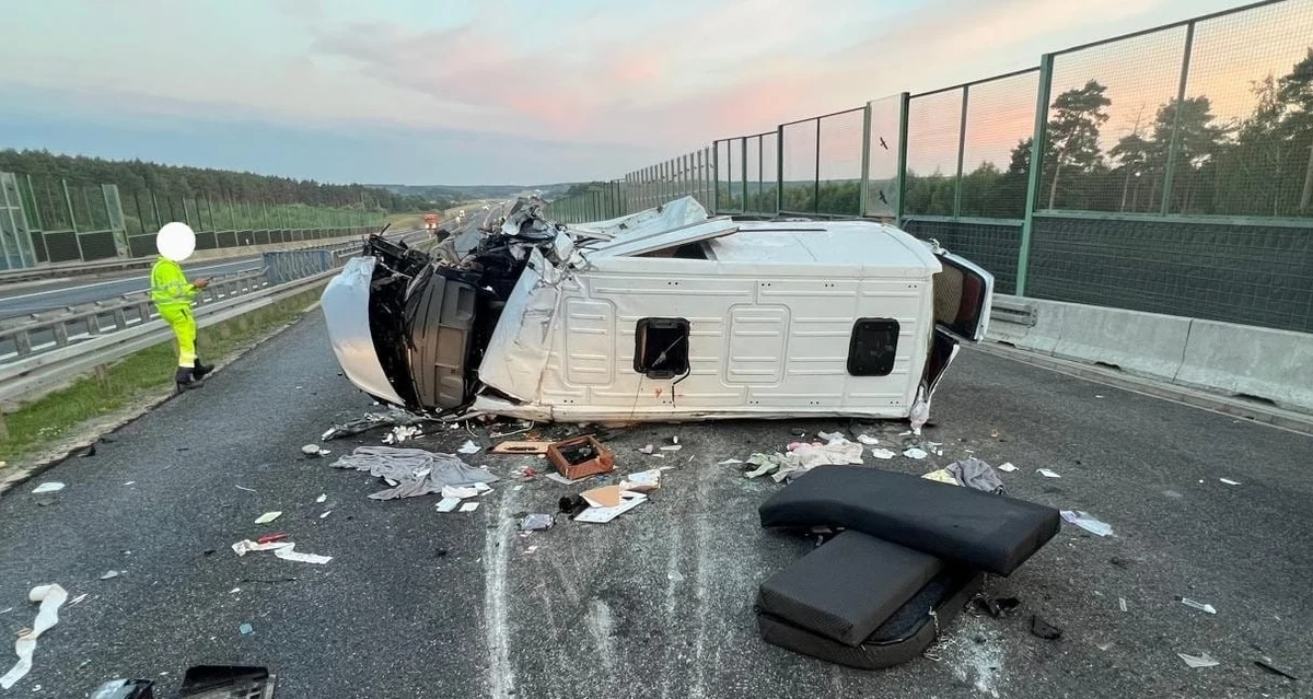 9 osób trafiło do szpitali po wypadku busa na autostradzie A2 w powiecie świebodzińskim. 5 z nich jest w stanie ciężkim. 