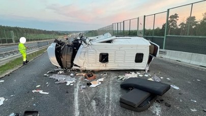 Bus uderzył w auto służby drogowej. 5 osób w ciężkim stanie