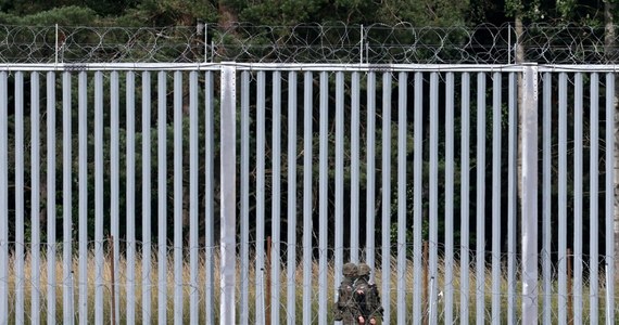 Polskie służby zidentyfikowały i namierzają człowieka, który zabił 21-letniego polskiego żołnierza, strzegącego granicy z Białorusią - ustalili nieoficjalnie dziennikarze RMF FM. Atak miał miejsce 28 maja, a sierżant Mateusz Sitek zmarł kilka dni później. 