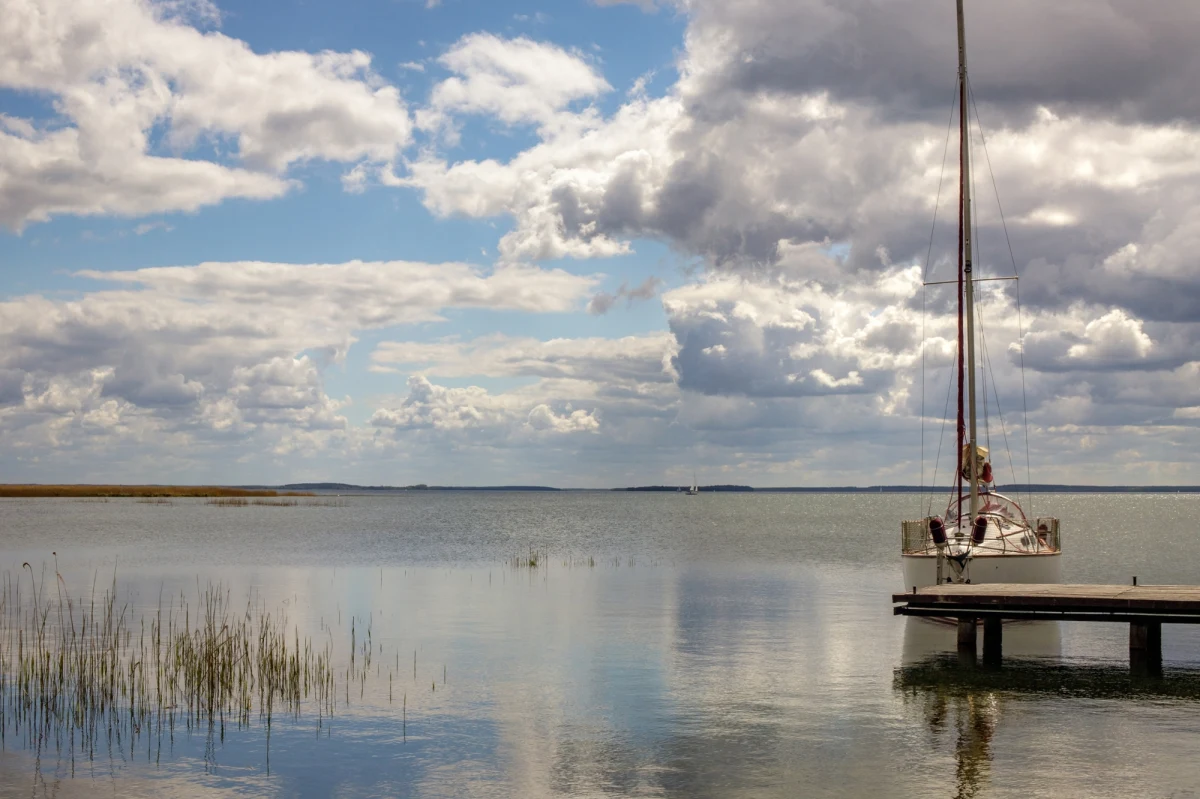 "Na jeziorze Śniardwy w okolicy miejscowości Guty przypadkowe osoby odnalazły w sobotę ciało mieszkańca Kłodzka, który we wtorek zeskoczył z roweru wodnego i zniknął pod wodą" - poinformowała w sobotę policja. Zwłoki dryfowały ok. 150 metrów od brzegu.