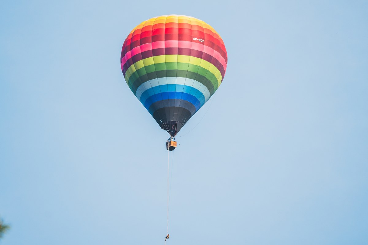 Balon wznosi się na wysokość 400 metrów. Pod nim podczepiona jest 30-metrowa lina, a na jej końcu uczepiony jest człowiek, który ma za zadanie jak najszybciej wspiąć się na samą górę. W sobotę Sebastian Kasprzyk pobił rekord Polski w takiej właśnie wspinaczce. Jego czas – 2 min i 10 sekund - jest lepszy o ponad 40 sekund od poprzedniego tryumfatora.