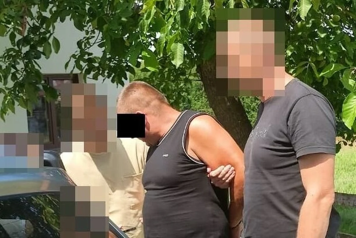 37-latek, który był poszukiwany za dokonanie "innej czynności seksualnej" wobec dziewczynki poniżej 15. roku życia oraz za "prezentowanie jej wykonania czynności seksualnej" został zatrzymany na terenie powiatu biłgorajskiego w woj. lubelskim - poinformowała policja w sobotę. Mężczyzna planował wyjazd poza granice kraju.