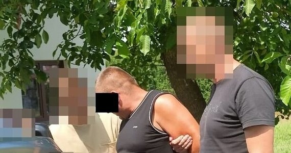 37-latek, który był poszukiwany za dokonanie "innej czynności seksualnej" wobec dziewczynki poniżej 15. roku życia oraz za "prezentowanie jej wykonania czynności seksualnej" został zatrzymany na terenie powiatu biłgorajskiego w woj. lubelskim - poinformowała policja w sobotę. Mężczyzna planował wyjazd poza granice kraju.