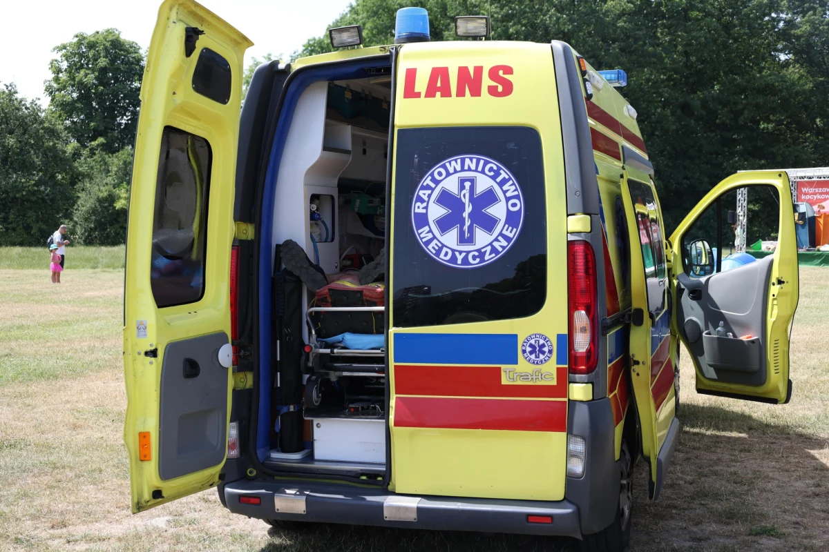 W szpitalu zmarł 30-latek, który w piątkowy wieczór wszedł na słup trakcji kolejowej w Lublinie i został porażony prądem - podała w sobotę policja. Mężczyzna dotknął przewodów wysokiego napięcia i spadł na torowisko.