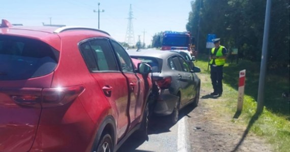 Trójka dzieci w wieku 8, 10 i 12 lat trafiła do szpitala po zdarzeniu, do którego doszło w sobotę około godz. 12, pomiędzy Miastkiem a Węgorzynkiem, na drodze krajowej nr 21 w Pomorskiem. Ruch nadal odbywa się tam wahadłowo. 