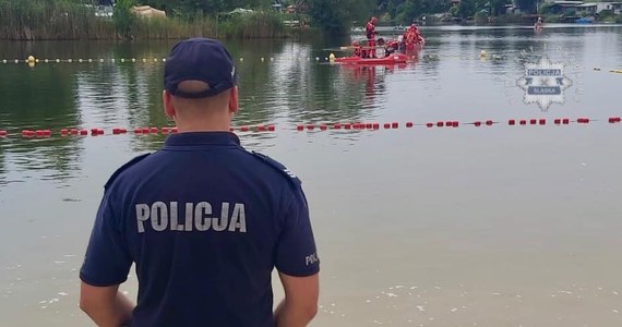 18-latek utonął w sobotę na strzeżonym kąpielisku w Olzie. "Jego ciało wyłowili płetwonurkowie" - poinformowała rzeczniczka Komendy Powiatowej Policji w Wodzisławiu Śląskim. Nastolatek to siódma ofiara utonięcia w województwie śląskim od początku wakacji.