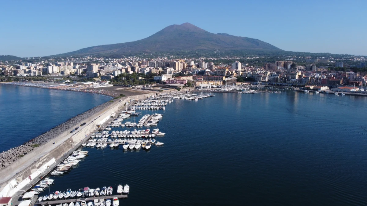 Plażowicze, którzy wypoczywali w piątek po południu nad morzem we włoskiej miejscowości Torre Annunziata, byli świadkami przerażającej sceny. Na plaży pojawiła się dwójka zamaskowanych i uzbrojonych osób, która najprawdopodobniej chciała zaatakować kogoś, kogo szukała. W czasie ucieczki oddali oni kilka strzałów, a na plaży wybuchła panika.