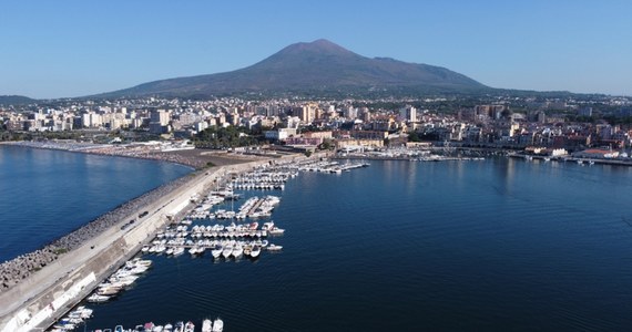 Plażowicze, którzy wypoczywali w piątek po południu nad morzem we włoskiej miejscowości Torre Annunziata, byli świadkami przerażającej sceny. Na plaży pojawiła się dwójka zamaskowanych i uzbrojonych osób, która najprawdopodobniej chciała zaatakować kogoś, kogo szukała. W czasie ucieczki oddali oni kilka strzałów, a na plaży wybuchła panika.