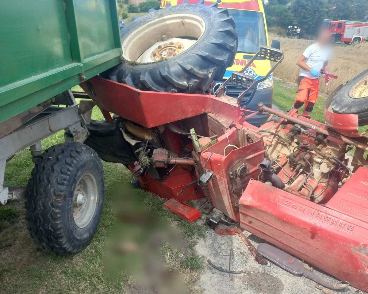 Maszyna rolnicza przygniotła częściowo mężczyznę, gdy ten na prywatnej posesji przewoził zboże w przyczepie i akurat zjeżdżał z wzniesienia. 65-latek został przetransportowany do szpitala śmigłowcem LPR.