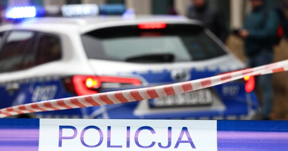 Ciała kobiety i mężczyzny znaleźli w jednym z domów policjanci z Ciechanowa na Mazowszu. Wcześniej dostali sygnał, że doszło tam do rodzinnej awantury. W mieszkaniu pozostało płaczące trzyletnie dziecko. 
