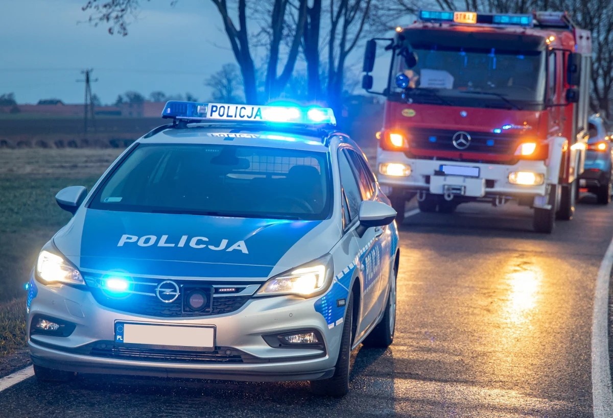 15-latek wjechał na posesję we wsi Białorzeczka k. Sejn, uszkodził płot oraz dwa samochody. Wjechał również w mężczyznę siedzącego na ławce przy domu. Poszkodowany trafił do szpitala.