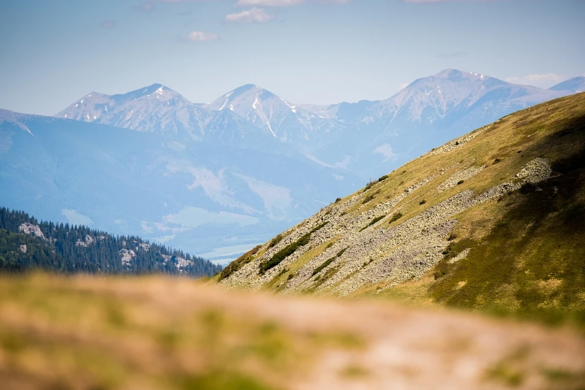 Trzy wypadki z udziałem Polaków, w tym dwa śmiertelne - to tragiczny bilans zdarzeń w słowackich Tatrach, do których doszło w minionych kilkudziesięciu godzinach. Zginęło dwóch mężczyzn w wieku 61 i 66 lat.