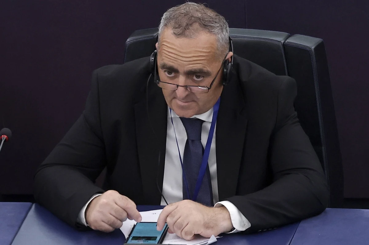 Najpierw został zaprzysiężony na europosła, a później wrócił do odbywania kary więzienia za oszustwa wyborcze - taki los spotkał Frediego Beleriego. To nowy reprezentujący Grecję poseł do Parlamentu Europejskiego.