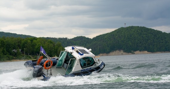 51-latek, który na środku Jeziora Solińskiego skoczył z pokładu jachtu do wody i zaczął się topić, miał w organizmie blisko 2 promile alkoholu - poinformowała podkarpacka policja. Został uratowany przez policjanta, który zauważył zdarzenie z pokładu łodzi służbowej. Mundurowy musiał wskoczyć do wody, ponieważ tonący nie miał siły utrzymać rzuconego mu koła ratunkowego.