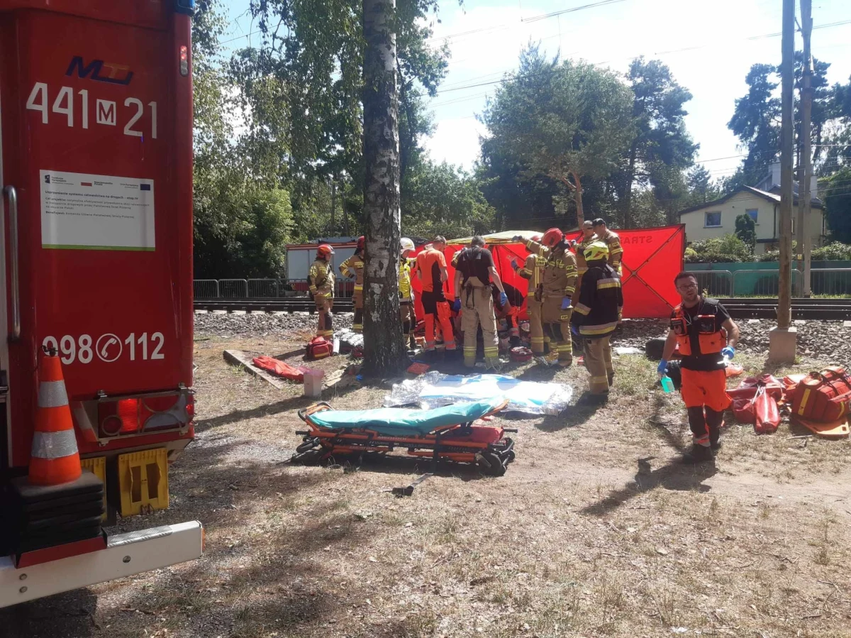 25-latek został potrącony przez pociąg w Podkowie Leśnej. Mężczyzna przeżył, lecz z ciężkimi obrażeniami został przetransportowany do szpitala. Przewoźnik najpierw poinformował o utrudnieniach - jeden tor był zamknięty. Przed godz. 16 podano, że utrudnienia się zakończyły. 