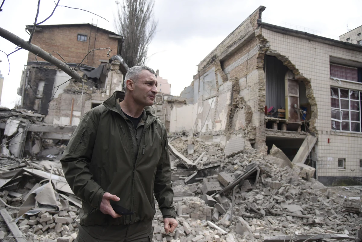 Jeśli Ukraina chciałaby zawrzeć porozumienie z Rosją, prezydent Wołodymyr Zełenski musiałby rozpisać referendum w tej sprawie - uważa mer Kijowa Witalij Kliczko. "Nie sądzę, by sam mógł zawrzeć porozumienia tak bolesne i ważne bez legitymizacji społeczeństwa" - ocenił Kliczko w niedzielnym wywiadzie dla włoskiego dziennika "Corriere della Sera".