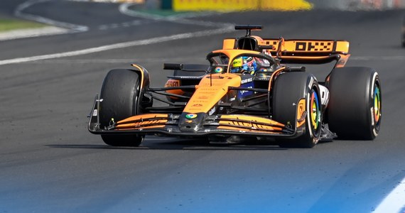 ​Australijczyk Oscar Piastri z zespołu McLaren wygrał na torze Hungaroring wyścig Formuły 1 o Grand Prix Węgier, 13. rundę mistrzostw świata. To jego pierwsze zwycięstwo w karierze. Lider klasyfikacji generalnej Holender Max Verstappen (Red Bull) był piąty.