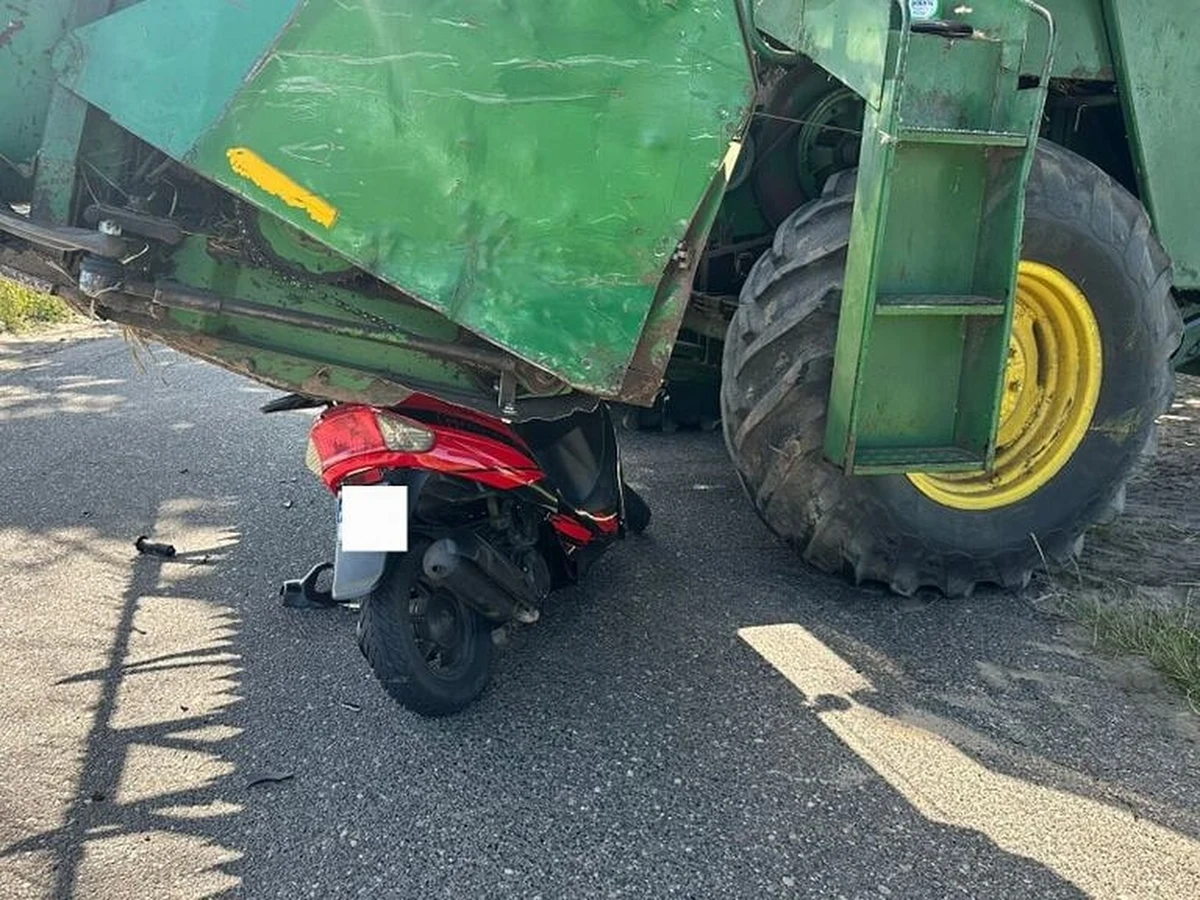 O wyjątkowym szczęściu może mówić kierująca motorowerem marki Junak 35-latka, która wpadła pod przejeżdżający pomiędzy polami kombajn. Trafiła do szpitala, jednak po przeprowadzeniu badań szybko wróciła do domu. Policja ustaliła, że 33-latek jadący maszyną rolniczą nie ustąpił jej pierwszeństwa. 