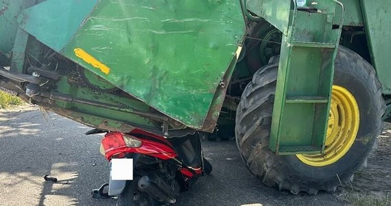 O wyjątkowym szczęściu może mówić kierująca motorowerem marki Junak 35-latka, która wpadła pod przejeżdżający pomiędzy polami kombajn. Trafiła do szpitala, jednak po przeprowadzeniu badań szybko wróciła do domu. Policja ustaliła, że 33-latek jadący maszyną rolniczą nie ustąpił jej pierwszeństwa. 