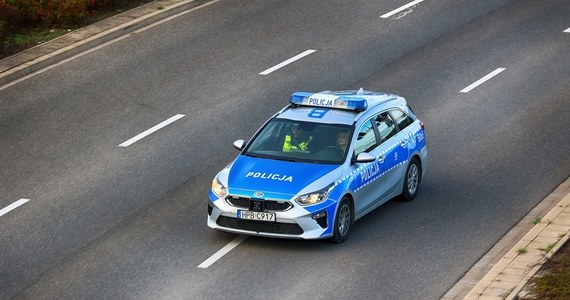 Dwie osoby zostały ranne w wyniku zderzenia sześciu samochodów na autostradzie A2 na Mazowszu. Zablokowana została jezdnia w kierunku Warszawy, a ruch odbywa się pasem awaryjnym.