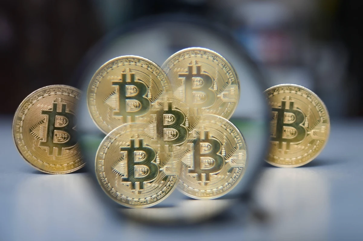 Po ostatnich wydarzeniach w USA kurs najpopularniejszej kryptowaluty notuje duże wzrosty. Po wczorajszej informacji bitcoin najpierw lekko potaniał, by dwie godziny później wręcz przebić poprzednią cenę. Od poprzedniej soboty, kiedy to kandydat republikanów na urząd prezydenta USA o mało nie zginął, wartość BTC wzrosła o kilkanaście procent. Poza tym, pojawiają się pewne pogłoski, również związane z Trumpem, które również pomagają światu krypto. Jak to ze sobą połączyć i dlaczego jedno wpływa na drugie? Wyjaśniamy.