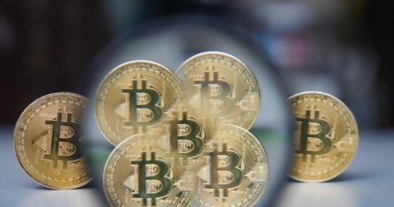 Po ostatnich wydarzeniach w USA kurs najpopularniejszej kryptowaluty notuje duże wzrosty. Po wczorajszej informacji bitcoin najpierw lekko potaniał, by dwie godziny później wręcz przebić poprzednią cenę. Od poprzedniej soboty, kiedy to kandydat republikanów na urząd prezydenta USA o mało nie zginął, wartość BTC wzrosła o kilkanaście procent. Poza tym, pojawiają się pewne pogłoski, również związane z Trumpem, które również pomagają światu krypto. Jak to ze sobą połączyć i dlaczego jedno wpływa na drugie? Wyjaśniamy.