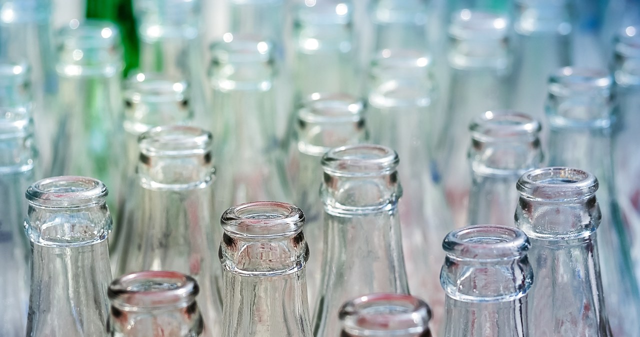W Polsce może zabraknąć butelek zwrotnych? Realna groźba już w 2026