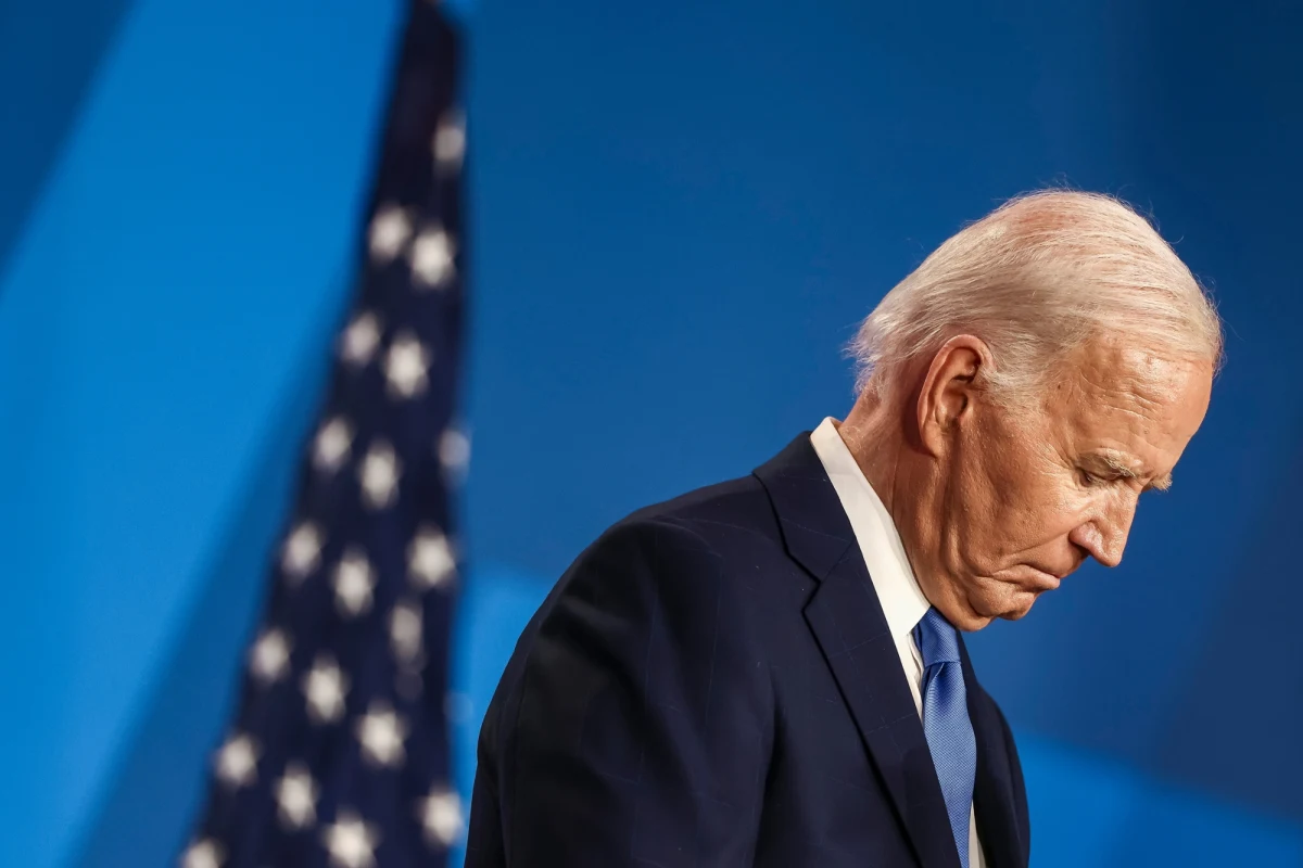 Prezydent Joe Biden nocą z soboty na niedzielę wciąż planował wziąć udział w jesiennych wyborach prezydenckich. W niedzielę po południu zszokował wielu swoich współpracowników, informując ich o rezygnacji z uczestnictwa w wyścigu - podała agencja Reutera, powołując się na źródła bliskie Białego Domu.