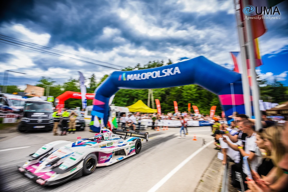 Opublikowana przez Auto Moto Klub Limanowa prowizoryczna lista zgłoszeń zawodników, którzy wyrazili akces do startu w 7 Rundzie FIA EHC pokazuje, jak ogromne sportowe emocje czekają kibiców, którzy obserwować będą 15. Wyścig Górski Limanowa - Przełęcz pod Ostrą. Tak mocnej stawki w Limanowej jeszcze nie widziano. 