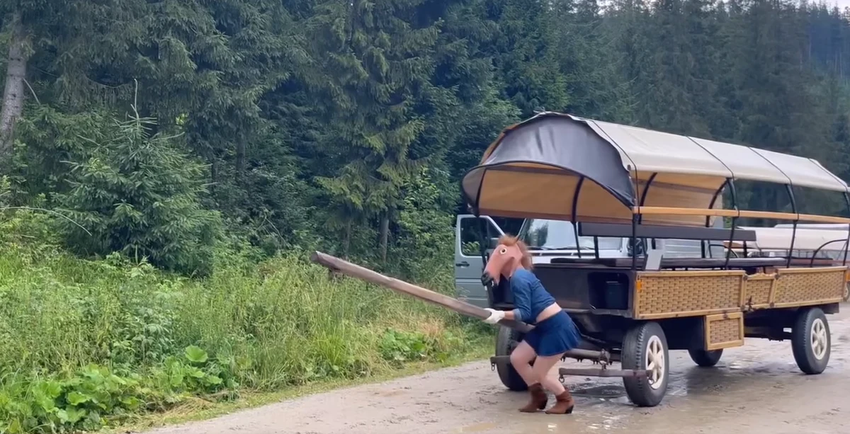 Kobieta w nakryciu głowy imitującym koński łeb pojawiła się na drodze do Morskiego Oka. W ten sposób chciała udowodnić, że zwierzęta pracujące w Tatrach nie są w żaden sposób wykorzystywane. Nietypowy protest został uwieczniony na wideo, które obiegło sieć. 