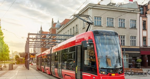 Na 11 liniach tramwajowych wprowadzono zmiany w organizacji ruchu - informuje reporter RMF FM Marcin Buczek.  Sześć z nich została tymczasowo zawieszona, a na pięciu wprowadzono nowe rozkłady jazdy lub nowe trasy. Wszystko przez remont torowiska na Rynku w Katowicach.

 