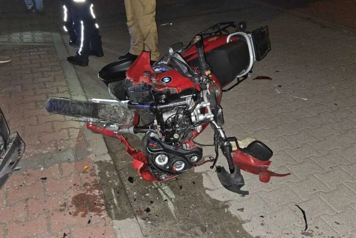 "Dwaj bracia w wieku 33 i 34 lat jechali na motocyklu bez kasków" - poinformowali policjanci z Komendy Powiatowej Policji w Świebodzinie. Jednoślad uderzył w zaparkowany samochód. Siła uderzenia była tak duża, że spowodowała przesunięcie osobówki, która uszkodziła inny zaparkowany pojazd. Jeden z mężczyzn zginął na miejscu, drugi zmarł w szpitalu.