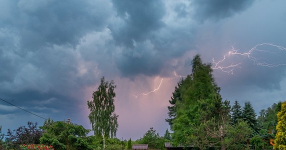 Skończył się czas, kiedy mogliśmy odpocząć od burz. Instytut Meteorologii i Gospodarki Wodnej wydał ostrzeżenia przed nawałnicami. W niektórych regionach kraju obowiązują też alerty przed upałami.