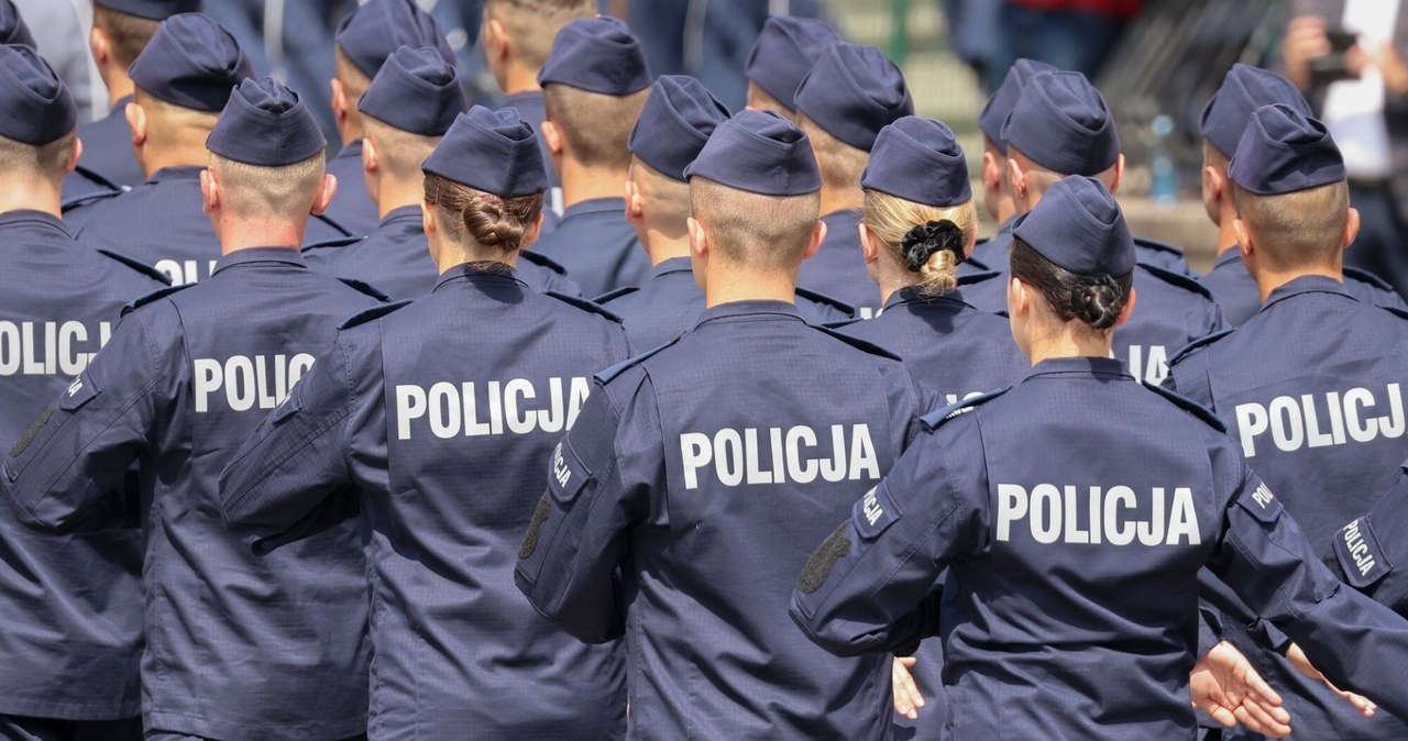 MSWiA, pracuje, rozwiązaniem, kryzysu, zatrudnienia, policji, Brakuje, funkcjonariuszy, Lekiem, sytuację, przyjęta, właśnie, zmi W Polsce brakuje policjantów. Szukają nawet wśród emerytów