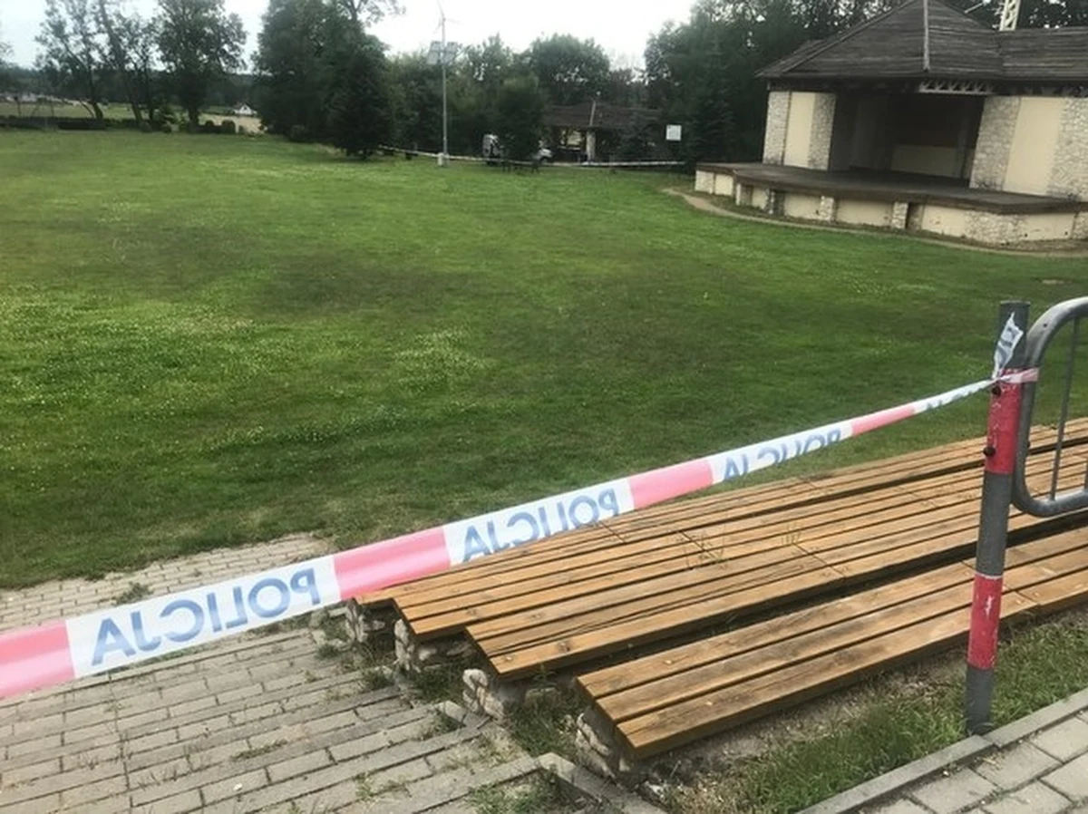 Prokuratura Okręgowa w Częstochowie wszczęła śledztwo w sprawie "doprowadzenia mężczyzny o nieustalonej tożsamości do targnięcia się na własne życie". Zwłoki mężczyzny z raną postrzałową głowy znaleziono w piątek w Dąbrowie Zielonej. Nie wiadomo jeszcze, czy chodzi o Jacka Jaworka poszukiwanego od ponad 3 lat za potrójne morderstwo.