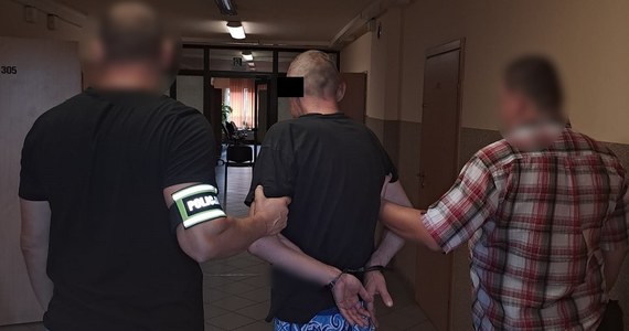 41-latek z Łodzi podpalił na balkonie sąsiada butelkę z benzyną. W poniedziałek policja poinformowała o jego zatrzymaniu. Mężczyzna usłyszał zarzut zniszczenia mienia. Grozi mu nawet 5 lat więzienia.