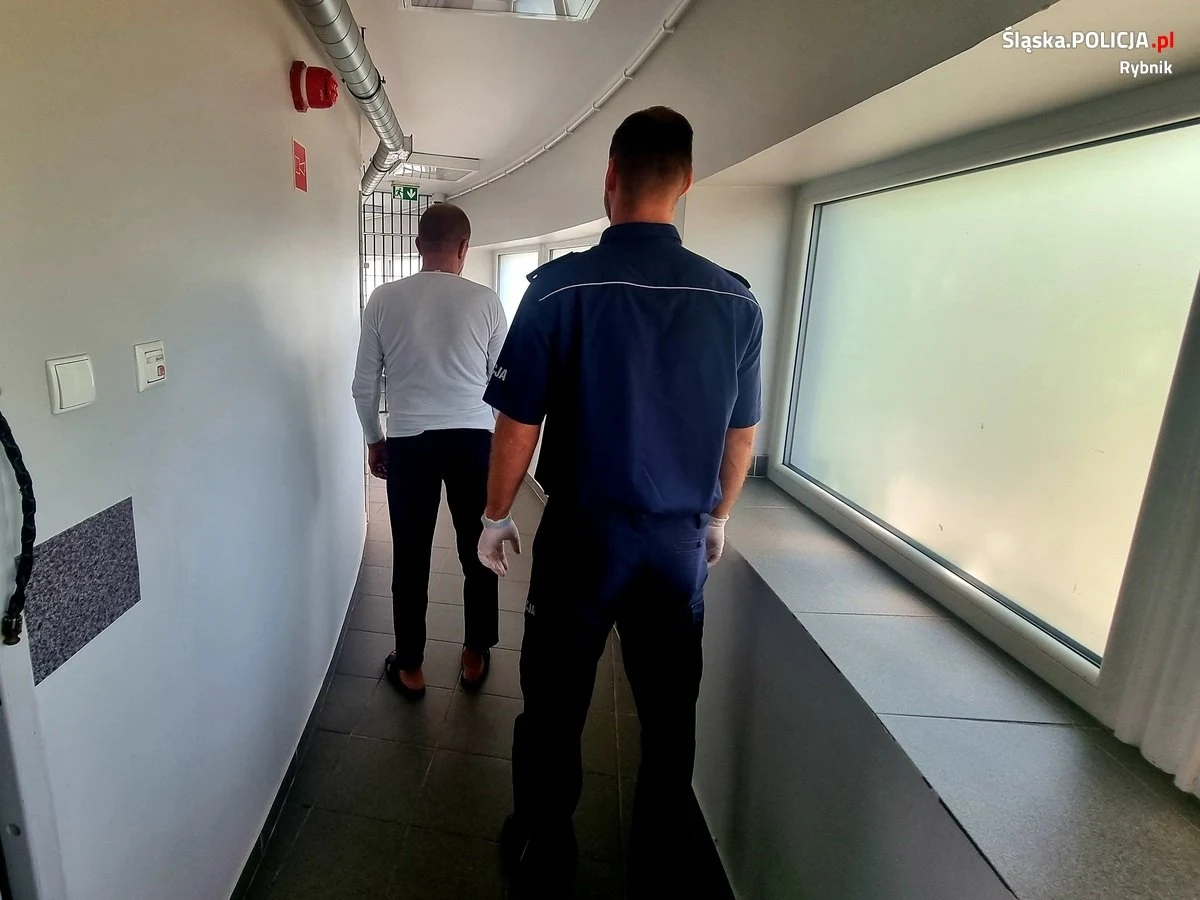 Prawie 4 promile alkoholu miał mężczyzna, który strzelał do policjantów w Rybniku. Jak dowiedział się reporter RMF FM Marcin Buczek, napastnik nie reagował na sygnały ostrzegawcze. Został postrzelony w nogę.