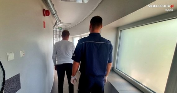 Prawie 4 promile alkoholu miał mężczyzna, który strzelał do policjantów w Rybniku. Jak dowiedział się reporter RMF FM Marcin Buczek, napastnik nie reagował na sygnały ostrzegawcze. Został postrzelony w nogę.