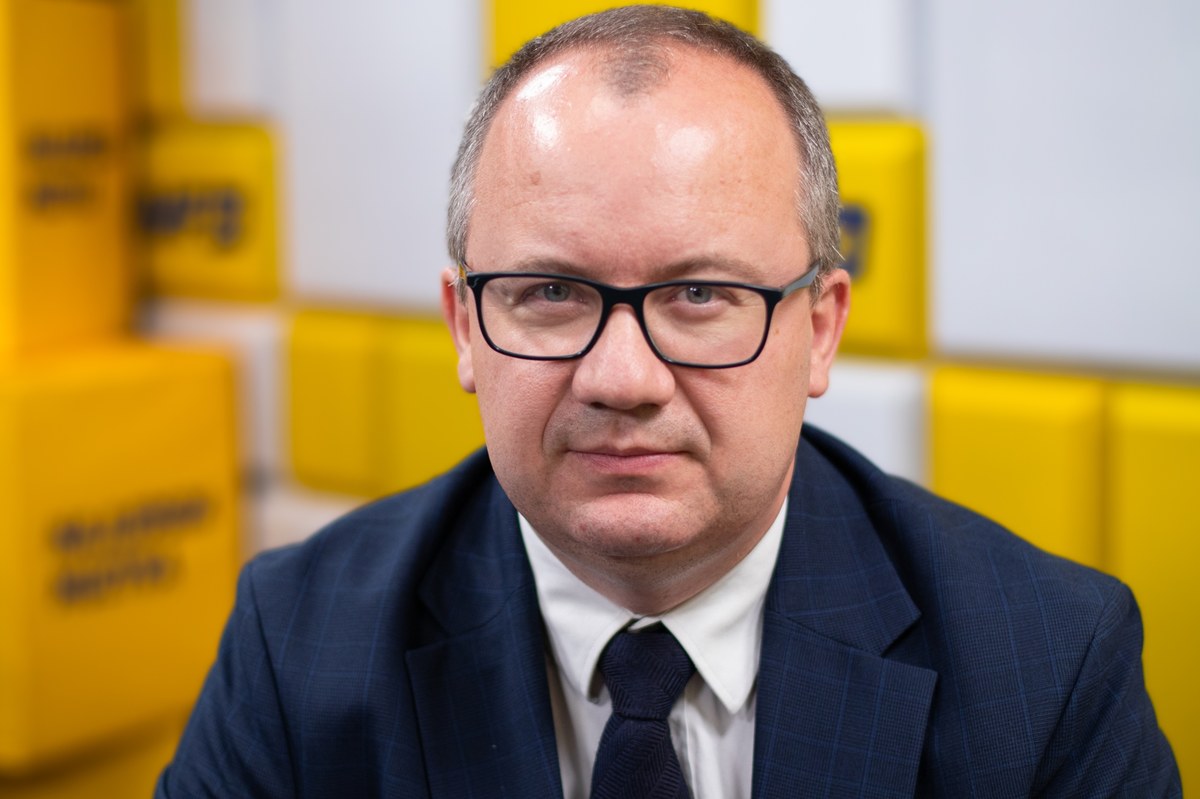 „Prokuratura złoży zażalenie na decyzję sądu w sprawie Marcina Romanowskiego” – zadeklarował w Porannej rozmowie w RMF FM minister sprawiedliwości i prokurator generalny Adam Bodnar. Chodzi o postanowienie o niezastosowaniu aresztu tymczasowego wobec polityka Suwerennej Polski. Sąd uznał, że Marcin Romanowski może wyjść na wolność, bo chroni go immunitet członka Zgromadzenia Parlamentarnego Rady Europy. 