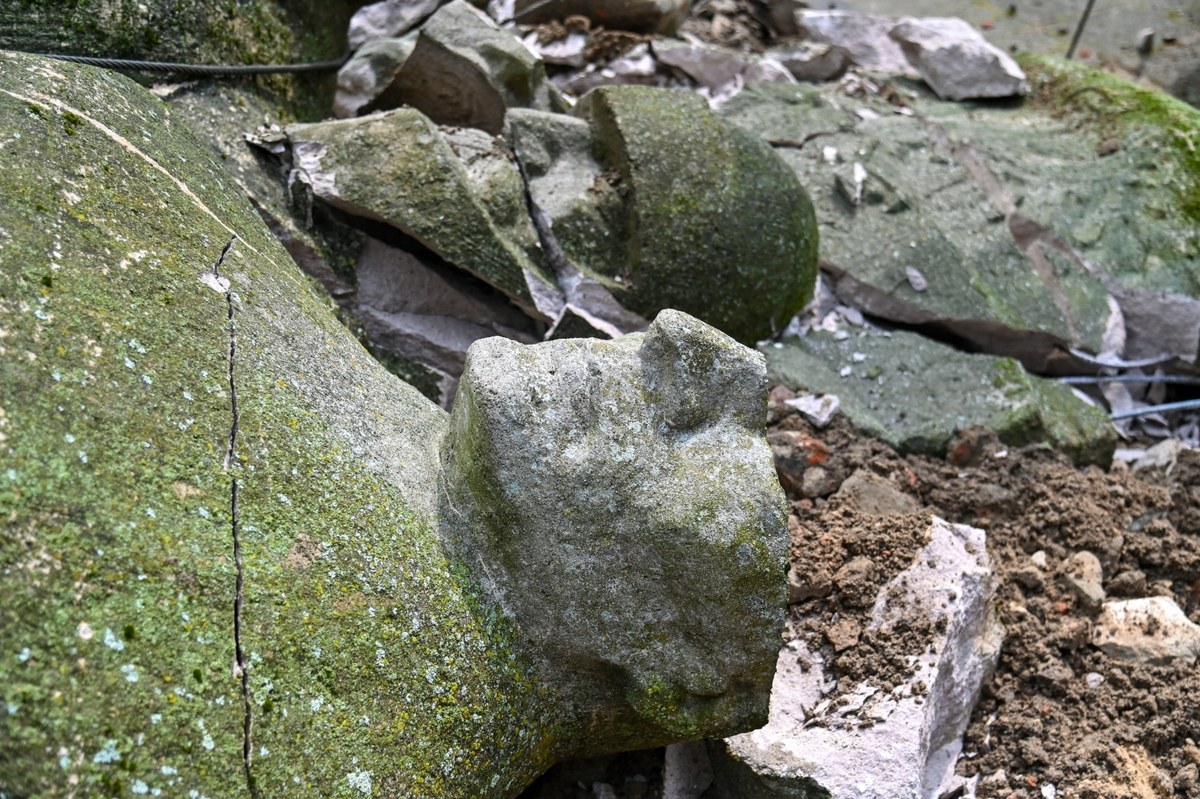 Pomnik Braterstwa Broni z Nowogardu w Zachodniopomorskiem przechodzi do historii. Monument został zburzony na wniosek Instytutu Pamięci Narodowej, jako jeden z ostatnich tak dużych posowieckich obiektów w Polsce. Istniejący od prawie pół wieku pomnik budził kontrowersje.